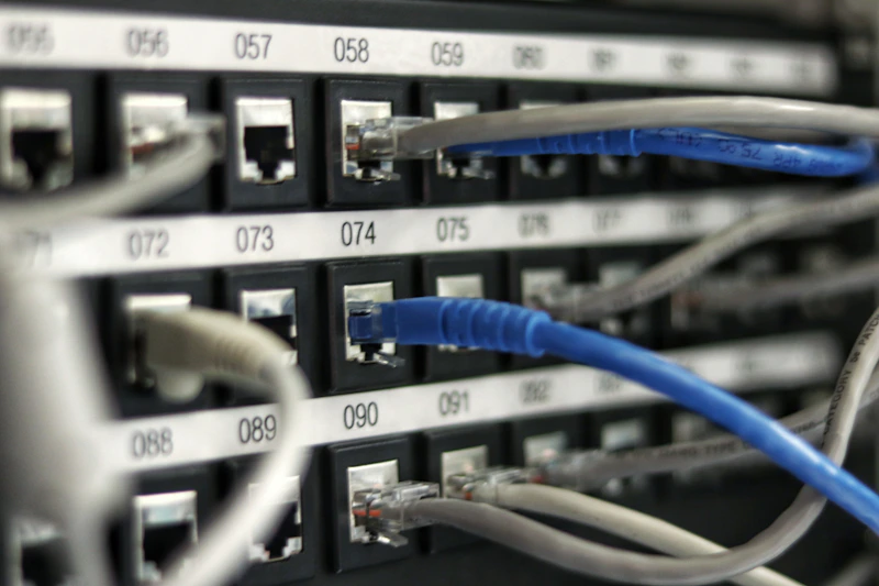 Fileira de racks iluminados em um centro de dados